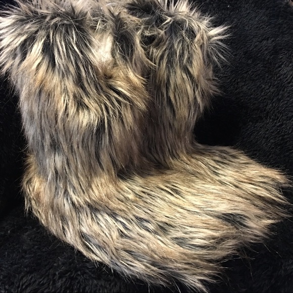 Altar'd State Shoes - Altar’d State Fuzzy Fur Slippers Small 5-6 NWT